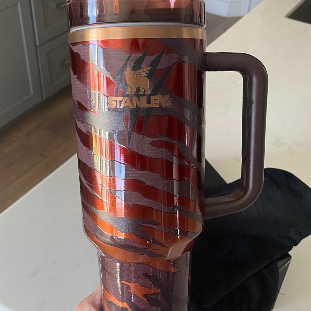 Stanley Red and Black Tiger-Stripe Travel Mug with Handle - Picture 3 of 3